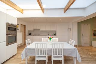 <h1><span>Gezinswoning met 3 slaapkamers en ruime tuin</span></h1>
<p><span>In de Kleine Molenweg in Stabroek bevindt zich deze ruime gezinswoning met drie volwaardige slaapkamers, een vernieuwde open keuken en een bijzonder aangename tuin. Met een perceel van ca. 425 m², een bruikbare vloeroppervlakte 187 m² en een uitgebreide zonnepanelen-installatie met batterij biedt deze woning heel wat ruimte en wooncomfort.</span></p>
<h2><span>Indeling</span></h2>
<p><strong><span>Gelijkvloers</span></strong></p>
<ul>
<li>
<p><span>Verzorgde inkomhal met tegelvloer</span></p>
</li>
<li>
<p><span>Gezellige leefruimte met parkettegelvloer</span></p>
</li>
<li>
<p><span>Volledig vernieuwde open keuken met inbouwtoestellen</span></p>
</li>
<li>
<p><span>Ruim, recent aangelegd terras</span></p>
</li>
<li>
<p><span>Bijzonder ruime badkamer van ca. 16 m² ook vernieuwd</span></p>
</li>
<li>
<p><span>Inloopregendouche</span></p>
</li>
<li>
<p><span>Dubbele lavabo</span></p>
</li>
<li>
<p><span>Toilet</span></p>
</li>
<li>
<p><span>Aansluitingen voor wasmachine en droogkast</span></p>
</li>
<li>
<p><span>Praktische berging onder de trap</span></p>
</li>
</ul>
<p><strong><span>Eerste verdieping</span></strong></p>
<ul>
<li>
<p><span>Slaapkamer 1 van ca. 18 m²</span></p>
</li>
<li>
<p><span>Slaapkamer 2 van ca. 14 m²</span></p>
</li>
<li>
<p><span>Slaapkamer 3 van ca. 10 m²</span></p>
</li>
</ul>
<p><strong><span>Buiten</span></strong></p>
<ul>
<li>
<p><span>Ruim perceel van ca. 425 m²</span></p>
</li>
<li>
<p><span>Recent aangelegd terras</span></p>
</li>
<li>
<p><span>Grote tuin</span></p>
</li>
</ul>
<h2><span>Pluspunten</span></h2>
<ul>
<li>
<p><span>3 volwaardige slaapkamers</span></p>
</li>
<li>
<p><span>Ruim perceel van ca. 425 m² met grote tuin</span></p>
</li>
<li>
<p><span>Volledig vernieuwde open keuken en recent terras</span></p>
</li>
<li>
<p><span>18 zonnepanelen en thuisbatterij van 5 kWh</span></p>
</li>
<li>
<p><span>EPC C </span></p>
</li>
</ul>
<p><span>Met winkels, scholen, diensten en openbaar vervoer vlot bereikbaar combineert deze woning een rustige woonomgeving met een praktische ligging in Stabroek. Een interessante gezinswoning voor wie veel ruimte, een grote tuin en reeds uitgevoerde comfort- en energie-investeringen weet te waarderen.<br /></span></p>
<p><strong><span>Interesse? Contacteer Immo Point op 03 535 12 75 voor meer informatie of een bezoek.<br /><br /></span></strong></p>
<p><strong><span>BEWOONBARE OPPERVLAKTE:</span></strong><span> De vermelde “bewoonbare oppervlakte” is gebaseerd op de “bruikbare vloeroppervlakte” zoals vermeld in het EPC.</span></p>
<p><strong><span> </span></strong></p>