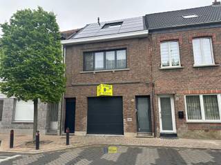 Centraal gelegen, energiezuinige (energielabel A), ruime woning met kelder, garage, 3 grote slaapkamers, mooi terras, grote tuin met...