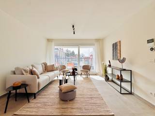 <strong>**OPENDEURDAG op woensdag 8 april 2026 van 15h - 17h!!**</strong><br /> <br />Dit energiezuinige, moderne nieuwbouwproject omvat 14 lichtrijke &amp; ruime doorloopappartementen met elk een eigen zonneterras/tuin en 1, 2 of 3 slaapkamers.<br />De oppervlaktes v/d appartementen variëren tussen 70m² en 97m².<br />Op het gelijkvloers bevindt zich ook een handelsruimte met maximale visibiliteit (= grote etalage).<br />Achterliggend bevinden zich 20 parkeerplaatsen.<br />Dit woonproject bevindt zich op een <strong>TOPLOCATIE te St-Andries</strong>, nl. op wandelafstand van alle faciliteiten (o.a. winkels, openbaar vervoer, invalswegen, scholen, Brugge centrum, Tilleghem bos, Koude Keuken...).<br /><br /><strong>*Appartement 2.02*</strong> is een lichtovergoten appartement (2°V) met 2 slaapkamers en tof terras achteraan.<br />Oppervlakte: 81m<sup>2</sup>.<br />Comfortabele indeling: inkomhal met toilet, open keuken, ruime leefruimte met groot schuifraam naar het zonneterras, 2 slaapkamers, badkamer en berging/wasplaats.<br />Het appartement kan afgewerkt worden naar uw smaak! Badkamer, keuken, vloeren... kunnen door de klant gekozen worden.<br /><br />Aan de achterzijde van het gebouw bevinden zich 20 staanplaatsen.<br />Elk appartement dient een staanplaats aan te kopen.<br />Tevens is er ook een fietsenstalling achteraan het gebouw.<br />Daarnaast kan er ook een kelderberging aangekocht worden.<br /><br />De appartementen worden uiterst energiezuinig gebouwd (E-peil 30) en voorzien van o.a.: superisolerend dubbel glas, zonnepanelen, warmtepomp, vloerverwarming, ventilatiesysteem,...<br />Er zijn ook 2 liften voorzien in het gebouw.<br /> <br />Kortom: trendy en kwalitatieve appartementen, afgewerkt op uw maat, waar u zorgeloos kan genieten! <br /><br />Prijs appartement 2.02: 345.000 EUR (excl. kosten).<br />Prijs staanplaats: 20.000 EUR (excl. kosten)<br />Prijs kelderberging: 5.000 EUR (excl. kosten)<br />Verkoop onder BTW-stelsel.<br />! Mogelijkheid tot 6% btw indien voldaan wordt aan de voorwaarden !