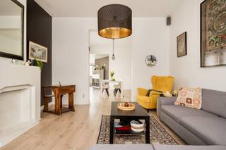 <p><span>Verrassende gezinswoning met karakter, 4 slaapkamers en prachtige tuin</span></p><p><span>Laat je aangenaam verrassen door deze charmante woning waar authenticiteit hand in hand gaat met een doordachte, moderne uitbouw. Hier woon je in een warme, karaktervolle omgeving met alle hedendaagse comfort en een mooie connectie met buiten.</span></p><p><span>De lichtrijke uitbouw vormt het hart van de woning: een volledig ingerichte keuken met gezellige eethoek die uitkijkt op de prachtige, groene tuin. Aansluitend vind je een praktische berging/wasplaats, ideaal voor het dagelijkse comfort. </span></p><p><span>De eetplaats sluit naadloos aan op het knusse en gezellige salon, waar het heerlijk vertoeven is.</span></p><p><span>Verder beschikt het gelijkvloers over een gastentoilet met aanpalend een extra ruimte die momenteel dienst doet als berging, maar perfect kan worden ingericht als bijkomende sanitaire ruimte.</span></p><p><span>Op de eerste verdieping bevinden zich twee volwaardige slaapkamers en een badkamer. De ingerichte zolderverdieping biedt nog 2 extra slaapkamers — ideaal voor grote gezinnen, een thuisbureau of hobbyruimte.</span></p><p><span>De woning is structureel in orde en vraagt enkel nog wat fijne afwerking, waardoor je ze volledig naar eigen smaak kan personaliseren.</span></p><p><span>Buiten geniet je van een prachtige tuin van 534 m², een echte oase van rust en groen. De moderne lounge van 16 m² vormt de perfecte plek om te ontspannen en te genieten van lange zomeravonden. De oprit biedt plaats aan drie wagens.</span></p><p><span>Gelegen op een gunstige locatie, vlakbij het dorpscentrum van Eppegem en met vlotte verbindingen naar de invalswegen en de winkels van Zemst.</span></p><p><span>Een ideale woning voor wie ruimte, charme en potentieel zoekt op een toplocatie.</span></p><p><span> </span></p>