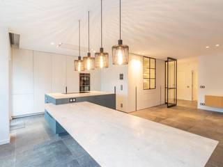 Wonen in een gegeerde wijk met alle comfort. Dit recent, volledig gerenoveerde appartement ligt in de Hof van Riethwijk te Mortsel, op...