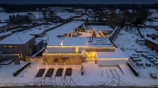 Schitterende moderne villa (bouwjaar 2001) met kantoren/praktijk of extra leefruimte op prachtige kavel van 3.140 m² is gelegen nabij het centrum...