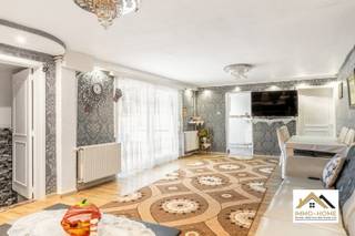 Deze woning ontvangt je in een zeer ruime inkomhal/gang, die meteen ook een idee geeft van het groot volume van de woning. Vooraan de woning bevindt zich een eerste zeer ruime leefruimte, met aan de straatkant een lichtrijke ontvangstruimte. Via de gang bereik je een tweede zeer aangename leefruimte, die uitmondt in de keuken. Langs deze weg kom je tot in de wasplaats/opbergruimte, en ook de buitenruimte met gedeeltelijke overdekking bereik je via deze weg. Helemaal achterin de woning vinden we de badkamer met grote douche terug, net als een eerste grote slaapkamer. De eerste verdieping biedt plaats voor vier grote slaapkamers en een tweede badkamer. Een overloop biedt ruimte voor extra opbergplaats, en die is er ook in een aparte kamer op het gelijkvloers. De bovenverdieping bereik je via deze kamer, maar ook langs een doorgang net naast de keuken. Bezoekdag zaterdag 26/09, Inschrijven via mail naar tommy@immo-home.be, geen telefonische inschrijvingen! Volg ons op Fb en Insta. Voor meer info: www.immo-home.be. GRATIS SCHATTING & GRATIS FINANCIEEL ADVIES
