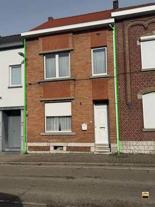 <p><span>Te renoveren stadswoning in het centrum van Borgloon met terras en kleine tuin</span></p><p><span>parkeer gelegenheid op het plein voor deur.</span><span><br /><br />Te renoveren stadswoning op wandelafstand van alle voorzieningen. <br /><br />Deze woning verwelkomt u via de inkomhal en biedt een lichtrijke woonkamer met aansluitende<br />eetkamer. Verder is er een nog een keuken en een badkamer op deze verdieping.<br /><br />Op de eerste verdieping bevinden zich 3 volwaardige slaapkamers. De tweede verdieping <br />beschikt over een ruime zolder met vaste trap, die tal van mogelijkheden biedt en waar eenvoudig<br />een vierde slaapkamer kan worden ingericht.<br /><br />Achter de woning bevindt zich een terras met daarachter een klein perceel braakliggend terrein, <br />ideaal voor het aanleggen van een gezellig stadstuintje.<br /><br />Een interessante opportuniteit voor wie op zoek is naar een gezellige woning in het hart van Borgloon.<br /><br />*EPC F<br />*electrische keuring niet conform<br />*asbestveilig</span><span><br /><br />Wenst U meer informatie over deze woning of een bezichtiging?<br />Contacteer ons via 012 26 22 05 of info@hetimmohuis.be</span><span> </span></p>