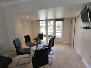 Gelegen in de groene oase van Park Atlantis in De Haan, vindt u dit ruim 2 slaapkamer appartement met zonnig terras. Het appartement is gelegen op het gelijkvloers in de residentie 'Dahlia' en biedt voldoende ruimte om er met het hele gezin te vertoeven! Het appartement bevindt zich middenin het groen en geeft uit op een prachtige binnentuin. Het strand en de zee liggen op wandelafstand (+/- 800m) en er is voldoende parkeergelegenheid op het domein.Park Atlantis biedt voor ieder wat wils met o.a. tennisbanen, speeltuintjes, petanqueveld, etc... Kortom: de ideale vakantieplek voor wie wenst te genieten van het strand en de zee, in het midden van een groene omgeving! Omvat: een leefruimte met open ingerichte keuken, twee slaapkamers en badkamer met douche, lavabo en toilet. Er is tevens ook een terras aanwezig waar het gezellig zitten is. Het appartement wordt momenteel verhuurd op vakantiebasis en biedt een heel mooi huurrendement! TROEVEN:• wordt gemeubeld verkocht• groene en rustige omgeving Dit appartement kan uw ideale vakantieverblijf zijn aan onze kust of uw perfecte investering. Domicilie niet toegestaan. 📞 Contacteer Lorenzo voor een bezoek: 0492 08 08 08 – lorenzo@correctvastgoed.be👉 Online schattingstool: https://www.correctvastgoed.be/schatting