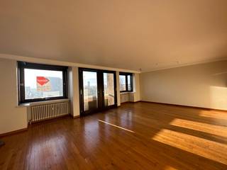 Cet agréable appartement de 2 chambres bénéficie d'un emplacement idéal à Ostende, avec une vue magnifique sur le port de plaisance. Grâce à sa situation centrale, les commerces, les restaurants, les transports en commun et la digue se trouvent à proximité. L'appartement est donc idéal pour ceux qui aiment profiter de l'animation d'Ostende tout en souhaitant vivre au calme avec vue sur l'eau. L'appartement est disponible à partir du 1er octobre 2026. Le loyer mensuel s'élève à 900 €, auxquels s'ajoutent une avance de 60 € pour les charges communes et une avance de 140 € pour le chauffage. Ce bien à louer à Ostende vous intéresse ? Rendez-vous sur le site www.dermul.be, puis cliquez sur le bien que vous souhaitez louer. En cliquant sur le bouton « Je suis intéressé », nous vous demandons de remplir un bref profil. Nous vous contacterons ensuite pour organiser une visite. Aucun rendez-vous ne peut être pris par téléphone.