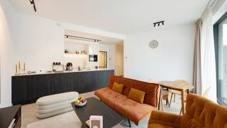Ontdek dit recente, instapklare appartement met twee slaapkamers en een terras in de exclusieve Residentie Meerzicht, gelegen in de rustige en groene woonwijk Duinenwater. Hier geniet u van een perfecte combinatie van hedendaags wooncomfort, een prachtige natuurlijke omgeving en een uitstekende ligging, op korte afstand van alle voorzieningen.<br /><br />Indeling:<br />inkomhal met toilet, lichtrijke leefruimte met hoge plafonds en toegang tot het terras, uitgeruste keuken, praktische berging/wasplaats, twee slaapkamers, badkamer met inloopdouche.<br /><br />Individuele kelderberging, fietsenstalling en vuilnislokaal.<br /><br />Mogelijkheid tot aankoop van een goed toegankelijke parkeerplaats in het gebouw. <br /><br />Verkoop onder registratierechten, geen BTW van toepassing.<br /><br />Duinenwater is de afgelopen jaren uitgegroeid tot een nieuw stadsdeel van Knokke-Heist. Hier woont u in alle rust, terwijl u tegelijkertijd profiteert van de nabijheid van de Zeedijk, het strand en het bruisende commerciële centrum, die allemaal op wandelafstand liggen. Bovendien zijn alle denkbare voorzieningen direct beschikbaar in de wijk.<br /><br />Bezoeken? Graag na afspraak met Avantimmo op het nummer 050 62 50 55