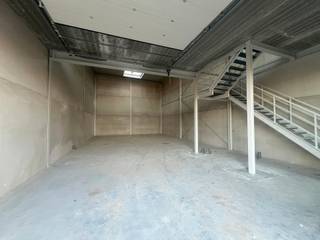 <strong>Nieuwbouwproject te Genk - BEDRIJVENPARK KOMPELLAAN<br /></strong>Bedrijvenpark Kompellaan: 21 moderne KMO-units langsheen de Kompellaan in Genk. Dit complex biedt kleine en middelgrote ondernemingen de perfecte plek om te starten, groeien en te innoveren. De units hebben een oppervlakte variërend tussen de 194m² en 269m². Deze oppervlakten bestaan uit een gelijkvloerse en een mezzanine. Ze beschikken over parkeerplaatsen. De units worden casco opgeleverd. Oplevering voorzien uiterlijk 31/12/2025.<br />*Er zijn ook units beschikbaar die enkel bestaan uit een gelijkvloerse, alsook units die beschikken over een gelijkvloerse met een eerste verdieping (kantoren) en een tweede verdieping (woning). Alle informatie vind je op onze projectwebsite hieronder.<br /><br /><strong>KMO-Unit<br /></strong>- oppervlakte: 255m²-360m² (gelijkvloers-mezzanine)<br />- staalstructuur met geïsoleerde wanden en dak<br />- sectionaalpoort 4mbr x 4,2mh<br />- privatieve parkeerplaatsen<br /><br />Prijzen vanaf 239.000,- EUR excl. btw en kosten<br /><br />Voor meer info 011/39 90 50 of info@jansenrealestate.be - https://www.jansenrealestate.be/project-kompellaan/6190088/