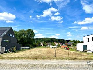 GOEDGELEGEN BOUWGROND van 1243m2, voor VILLA! PRACHTIG ZICHT ACHTERAAN, en genietend van een goede vlotte bereikbaarheid + in de nabijheid van alle winkels, openbaar vervoer en het CENTRUM van RONSE. Geen bouwverplichting.
