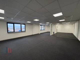 Instapklare kantoorruimte met een totale oppervlakte van 160 m² te huur. Deze aantrekkelijke ruimte is uitstekend gelegen vlak naast de E40 en...