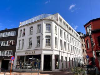 <strong>Dit appartement is onmiddellijk beschikbaar!<br />Vaste kosten: € 80,00 per maand</strong><br /><br />Gemeubeld éénslaapkamerappartement met ruim terras, ideaal gelegen aan de voet van de winkelstraat van Hasselt.<br /><br />Dit charmante appartement bevindt zich op de tweede verdieping en biedt een aangename leefruimte.<br />Dankzij de centrale ligging woon je op wandelafstand van Quartier Bleu, winkels, horeca en openbaar vervoer.<br />Het ruime terras vormt een echte meerwaarde om rustig te genieten in het hart van de stad.<br /><br />Word jij de nieuwe bewoner van dit prachtig appartement? Surf naar www.vdv-vanderveken.be, kies bij “TE HUUR” voor dit pand en vul de kandidatenfiche in (klik in het gouden balkje op “Ik wil dit pand graag huren!”). Wij contacteren je voor een afspraak! 