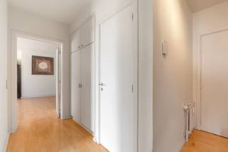 <p><strong>Ruim appartement in een groene en residentiële omgeving in Wezembeek-Oppem.</strong><br />Dit appartement combineert een ruim wooncomfort met een rustige ligging aan de stadsrand en een vlotte bereikbaarheid. Dankzij de nabijheid van openbaar vervoer en belangrijke invalswegen geniet u hier van een praktische woonomgeving met alle voorzieningen binnen handbereik. De lichtrijke woonkamer en het westgericht terras zorgen voor een aangename leefruimte waar u volop kan genieten van het groene kader. Met drie slaapkamers en twee badkamers biedt dit appartement bovendien een comfortabele indeling voor gezinnen of wie extra ruimte zoekt. Het EPC-label B vormt een extra troef op vlak van energiezuinigheid.<br /><br /><u><strong>Belangrijkste ruimtes:</strong></u><br />• Ruime woonkamer (39,5 m²) met veel lichtinval en toegang tot het balkon<br />• Keuken (10 m²) met kasten en toestellen<br />• Westgericht terras (11 m²)<br />• Slaapkamer (15,8 m²)<br />• Slaapkamer (11,1 m²)<br />• Slaapkamer (10,5 m²)<br />• Badkamer (4,9 m²) met ligbad<br />• Tweede badkamer (2,6 m²) met ligbad<br />• Inkomhal (7,7 m²)<br />• Garage en parkeerplaats<br />• Kelder<br /><br /><u><strong>Troeven:</strong></u><br />• Groene en residentiële omgeving aan de stadsrand<br />• Dicht bij openbaar vervoer en invalswegen<br />• Ruim appartement met drie slaapkamers en twee badkamers<br /><br />Meer informatie of een bezoek met Lynn Gorin? Contacteer ons via +3223351115<br />JOUW DROOMAPPARTEMENT. ZO GEVONDEN!</p>