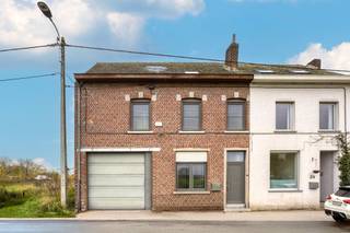 <p><span>Goed onderhouden woning met garage.</span></p><p><span>Indeling:</span></p><p><span>-1: kelder. <br />gelijkvloers: woonkamer, eetkamer, wc, leefkeuken, badkamer en berging.</span></p><p><span>Ruime garage met hoge garagepoort.</span></p><p><span>1ste verdiep: nachthal, 4 slaapkamers (16, 14, 10 & 9m²).</span></p><p><span>2de verdiep: in te richten zolder (+/- 60m²) met vaste trap.</span></p><p><span>Recente dubbele beglazing in PVC.</span></p><p><span>Renovatieplicht: Eenvoudige aanpassing naar EPC D door dakisolatie.</span></p><p><span>Rustig gelegen in Lembeek in een zijstraat van de Edingensesteenweg, op 170m van openbaar vervoer, op 3min van de A8, vlakbij Colruyt.</span></p><p><span> </span></p><p><span> </span></p><p><span> </span></p><p><span> </span></p><p><span> </span></p><p><span> </span></p>