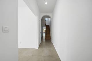 Deze instapklare woning met mooie gevel (wit pleisterwerk van Baumit) werd dit jaar totaal vernieuwd, met kwaliteitsvolle, prijzige materialen en...