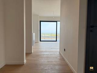<p><span>Prachtig nieuwbouw penthouse in het Centrum van Borgloon</span><span><br /><br />Pal in het centrum realiseert de promotor Helico nv een hoogkwalitatief woonproject. <br />Deze locatie werd geselecteerd gezien de centrale ligging. Al hetgeen een mens nodig heeft doet <br />zich op wandelafstand voor. Denken we maar aan winkels, openbaar vervoer, restaurants, <br />cafeetjes, recreatieve mogelijkheden, etc...<br /><br />Het gebouw omvat 19 appartementen verdeeld over 3 bouwlagen op een kelderniveau. <br />De appartementen zijn verdeeld over meerdere gebouwen hetgeen resulteert in een aangenaam <br />ruimtelijk gevoel met veel lichtinval. In het kelder-niveau voorzien we ondergrondse autostaanplaatsen, <br />kelderbergingen, een vuilnisberging en een fietsberging. De kelderbergingen zijn ruim bemeten. <br />Het kelderniveau is bereikbaar via een lift. <br /><br />Deze penthouse is gelegen op de bovenste verdieping van het gebouw (3de verdiep). <br />Het appartement is ruim bemeten en beschikt over 2 slaapkamers met een dressing. <br />Grenzend aan de leefruimte doet er zich een ruim terras voor van 22m².</span></p><p><span>De leefruimte is ruim bemeten en geniet van veel lichtinval. <br />Gezien je hier op het hoogste verdiep zit heb je vanuit je leefruimte en vanop <br />je terras een panoramisch uitzicht!<br /><br />Ondergrondse kelderberging en parkeerplaatsen zijn beschikbaar.<br /><br />Graag nodigen we U uit op kantoor om de plannen en het lastenboek door te nemen.</span></p>