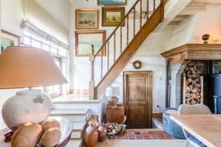 Te midden van een rustgevend landschap, met vooraan een weids en open zicht over de velden, bevindt zich dit bijzonder karaktervolle landgoed op...