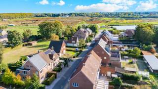 <p>Komt u in aanmerking voor het verlaagde tarief van 2% registratierechten? Dan bespaart u bij aankoop vóór 31/12/2026 maar liefst € 4.950 ten opzichte van een aankoop na die datum, wanneer het tarief stijgt naar 3%.</p><p>In een rustige, autoluwe en gegeerde straat in Elversele staat deze ruime en brede halfopen bebouwing. De Durme ligt op wandelafstand en de dijk ligt om de hoek, ideaal voor wie houdt van wandelen en fietsen in het groen. Toch bent u snel in onder andere Sint-Niklaas, Antwerpen en Gent.</p><p>De ruime woonkamer biedt plaats aan zowel een zithoek als een royale eettafel. Daarnaast is er in de keuken plek genoeg om er een eetplaats van te maken. Op het gelijkvloers is ook een bureau voorzien, dat eveneens als slaapkamer kan dienen. De berging/wasruimte met douchecabine, de ruime garage en de carport met oprit maken het gelijkvloers compleet.</p><p>Op de eerste verdieping komen vijf grote slaapkamers uit op een centrale nachthal. De badkamer is voorzien van een ligbad, lavabo en toilet. Via een vaste trap bereikt u de ruime zolderverdieping, met mogelijkheden voor opslag, speelruimte, een hobbyzolder...</p><p>De woning beschikt verder over een kelderberging, goede isolatiewaarden, 20 zonnepanelen, een EPC-label C en een conforme elektrische installatie.</p><p>Een woning met ruimte, een doordachte indeling en een ligging waar u niet snel op uitgekeken raakt.</p><p>Voor informatie of een bezoek, contacteer Nathan van Immo Zone op 0479/93.41.49.</p>