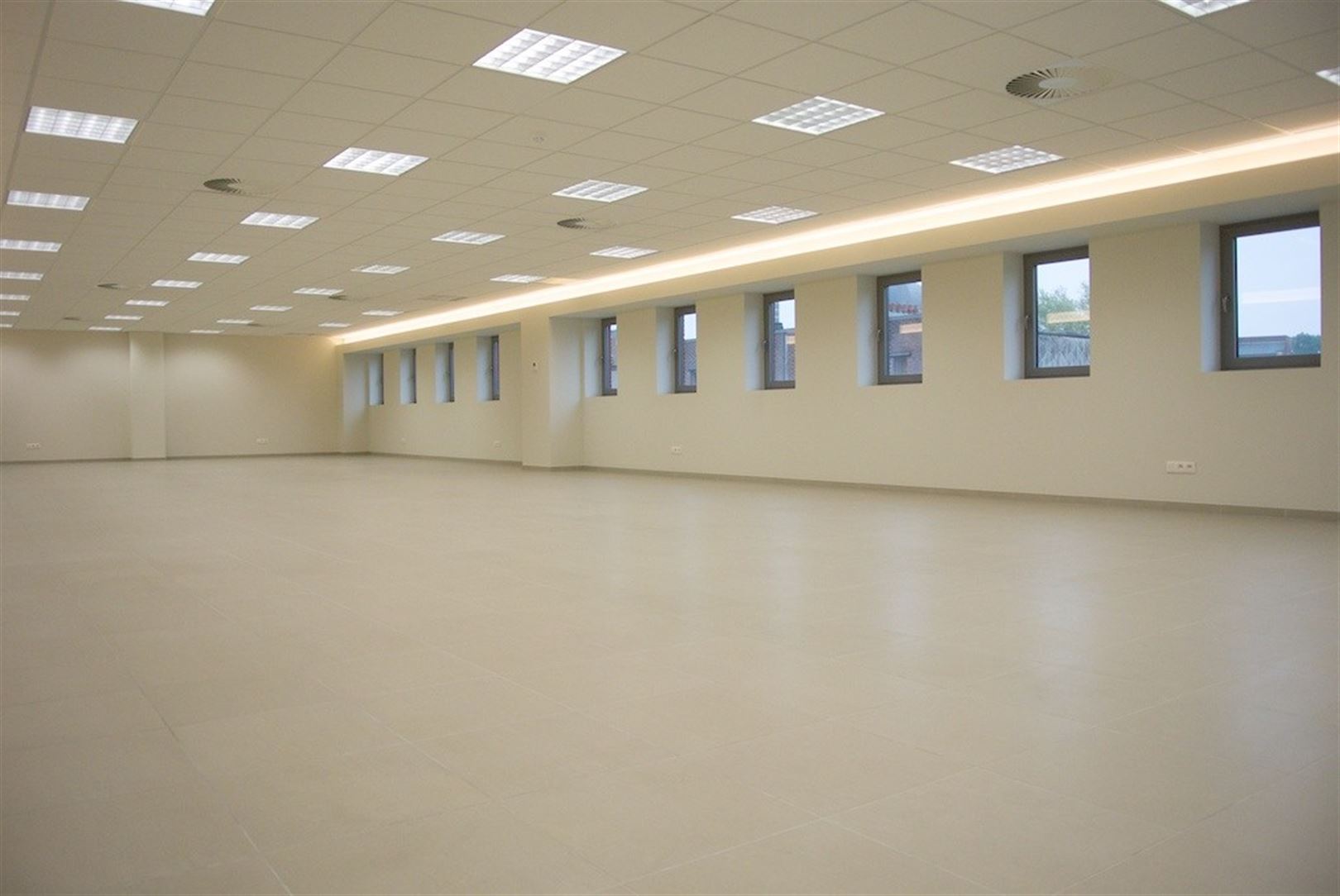 Nieuwbouw kantoorruimte (233m2) in het centrum van Merksem. - foto 2