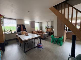 Ontdek deze <strong>volledig gerenoveerde woning in Zonnebeke</strong>, waar modern wooncomfort en een rustige ligging perfect samengaan.<br />Geniet elke dag van een <strong>prachtig verzicht</strong>, terwijl de <strong>grote overdekte parkeerplaats/werkplaat</strong>s tal van mogelijkheden biedt voor hobbyisten, zelfstandigen of extra opslag.<br />Dankzij de <strong>gunstige ligging</strong> en de kwalitatieve afwerking is deze instapklare woning een unieke opportuniteit die u niet mag missen.<br /><br /><strong>Indeling:</strong>
<ul><li>Gelijkvloers: Woonruimte met eetplaats, keuken, wasruimte/berging, badkamer</li><li>1e verdiep: 2 slaapkamers</li><li>Extra: Tuin en overdekte parkeerplaats/werkplaats</li></ul>
<strong>Troeven:</strong>

<ul><li>Prachtig verzicht</li><li>Gunstige ligging</li><li>Overdekte parkeerplaats/werkplaats</li><li>instapklaar</li></ul>