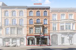 Op een AAA-locatie in de iconische Bondgenotenlaan te Leuven vinden we deze instapklare handelsruimte van ca. 85 m², op wandelafstand van het station en omringd door passage, winkels en kantoren. Dankzij de brede vitrine en royale raampartijen geniet dit pand van uitzonderlijke visibiliteit en een overvloed aan natuurlijk licht – ideaal voor wie op zoek is naar een commerciële ruimte met uitstraling. De gelijkvloerse ruimte werd recent vernieuwd en is meteen inzetbaar, met een moderne, open indeling, kitchenette en aparte sanitaire voorzieningen. Achteraan bevindt zich een buitenruimte/terras, die extra mogelijkheden biedt in functie van gebruik of beleving. Een bijkomende troef is de ruime kelder van nog eens 85 m², ideaal als opslagruimte of stockageruimte, rechtstreeks toegankelijk vanuit het pand zelf. Met zijn topligging, verzorgde staat en flexibele indeling is deze handelsruimte perfect geschikt voor een showroom, galerie, conceptstore, kantoor, praktijk of retail. EPC: F (3598437-KNR-1). Huurprijs: € 4.000 per maand, exclusief nutsvoorzieningen en onroerende voorheffing. Interesse? Contacteer ons via info@homies.be of 016 22 82 22.