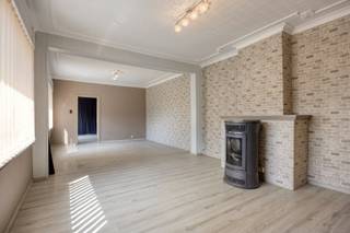 Deze instapklare starterswoning met één slaapkamer is rustig gelegen op een perceel van 601 m², op wandelafstand van het centrum van Balen, winkels en het openbaar vervoer.<br /><br />Bij het betreden van de woning komen we in de lichtrijke woonkamer, waar de grote raampartijen zorgen voor een aangename natuurlijke lichtinval. De pelletkachel creëert bovendien een warme en gezellige sfeer. Aansluitend bevindt zich de ruime slaapkamer, die voldoende plaats biedt voor een comfortabel slaapkamer met praktische kastruimte.<br /><br />Verder beschikt de woning over een functionele keuken met voldoende opbergmogelijkheden. Naast de keuken bevinden zich de wasberging, voorzien van een aansluiting voor een wasmachine, en de badkamer.<br /><br />De veranda vormt een aangename extra leefruimte en biedt een mooi uitzicht op de tuin, waardoor u het hele jaar door geniet van een optimaal binnen-buitengevoel.<br /><br />Een absolute troef is het ruime perceel van 601 m² met een vrijstaande garage en een praktische berging. Bovendien biedt de woning interessante uitbreidingsmogelijkheden, waardoor het bewoonbare volume eenvoudig aanzienlijk kan worden vergroot – ideaal voor wie op zoek is naar een woning met toekomstpotentieel.<br /><br />Dit pand is onderworpen aan de renovatieverplichting van de Vlaamse overheid voor residentiële gebouwen (behoudens bij sloop binnen 6 jaar na de aankoop). Consulteer voor meer informatie de website van het Vlaams Energie- en Klimaatagentschap via https://www.vlaanderen.be/een-huis-of-appartement-kopen/renovatieverplichting-voor-residentiele-gebouwen.<br /><br />Mogelijke financiële tegemoetkomingen (indien u aan de voorwaarden voldoet): sloop & heropbouw of renovatie aan 6% BTW, premies voor renovatie en de Mijn VerbouwLening (tot € 60.000).