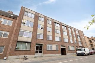 Dit mooi en zeer ruim appartement in Tienen is perfect voor wie op zoek is naar een comfortabele en open leefruimte met veel lichtinval. Gelegen op een gunstige locatie, biedt dit appartement gemakkelijke toegang tot de stad en alle voorzieningen zoals winkels, scholen, restaurants, invalswegen, enz. <br /><br />Het appartement beschikt over twee slaapkamers, waardoor het ideaal is voor een klein gezin of een stel dat wat extra ruimte nodig heeft. De badkamer is ruim en er is ook een apart toilet voor extra gemak. De keuken is voorzien van alle toestellen en buiten kunt u heerlijk genieten van een leuk balkon/terras met elektrische zonnewering en zicht op het groen. Een kelderberging is mee inbegrepen. <br /><br />Een van de grote voordelen van dit appartement is de aanwezigheid van een lift, waardoor het gemakkelijk toegankelijk is voor mensen van alle leeftijden. Daarnaast is er ook de mogelijkheid om een garagebox aan te kopen voor de prijs van € 15.000. <br /><br />Wat betreft energie-efficiëntie, heeft dit appartement een EPC-waarde van 108 kWh/m² jaar - energielabel B. Dit betekent dat het goed geïsoleerd is en relatief weinig energie verbruikt, wat de dag van vandaag zeer belangrijk is. Daarnaast is het appartement ook asbestveilig. <br /><br />Dit prachtig appartement is dus een uitstekende keuze voor wie op zoek is naar een comfortabele en praktische woonruimte met alle nodige voorzieningen. Met zijn gunstige ligging, moderne faciliteiten en energiezuinigheid, biedt dit appartement alles wat je nodig hebt voor een aangename en zorgeloze leefomgeving.<br /><br />Graag een bezoek? Bel David van LED-ON-IMMO op het nummer 0476 98 91 76 of mail naar info@ledonimmo.be. Tot gauw ;)