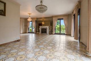 Sint-Martens-Leerne: Huis met 4 slaapkamers, 3 hangars en 2400m² grond te koop in het prachtige Sint-Martens-Leerne. Deze knappe woning met grote...