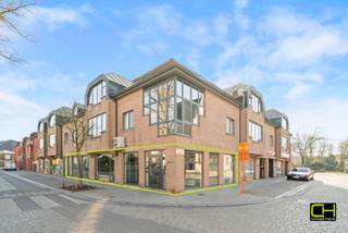 Bent u op zoek naar een veelzijdige kantoor- of handelsruimte op een toplocatie? Dan is dit pand op het dorp van Lovendegem precies wat u...
