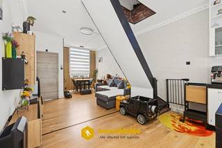 Ben je op zoek naar een gezellige én energiezuinige woning met 2 slaapkamers? Ontdek deze charmante rijwoning aan de Kluizensesteenweg 12, waar een praktische indeling gecombineerd wordt met hedendaags wooncomfort en een uitzonderlijk sterke energiescore.<br /><br />Via de inkomhal komt u binnen in de gezellige leef- en eetruimte, die naadloos overgaat in de open keuken. De woning voelt aangenaam en huiselijk aan en biedt alles wat nodig is voor comfortabel wonen.<br />Vanuit de keuken krijgt u toegang tot de buitenruimte met praktische berging en een afzonderlijk toilet.<br /><br />Op de eerste verdieping bevindt zich de ruime masterbedroom. Daarnaast vindt u hier de badkamer, uitgerust met ligbad, wastafel en toilet. Ook de aansluitingen voor wasmachine en droogkast werden praktisch in de badkamer geïntegreerd.<br /><br />Een meerwaarde is de zolderverdieping, die volledig werd ingericht en momenteel dienstdoet als tweede slaapkamer. Hierdoor biedt deze compacte woning toch verrassend veel bruikbare woonruimte.<br /><br />Met een EPC-label A, maar liefst 10 zonnepanelen en een lucht-luchtwarmtepomp met binnenunits geniet u hier van een bijzonder energiezuinige woning en een aangenaam binnenklimaat.<br /><br />De combinatie van 2 slaapkamers, EPC A, zonnepanelen, warmtepomp en een onderhoudsvriendelijke buitenruimte maakt dit een bijzonder interessante eigendom voor starters, alleenstaanden, koppels of wie op zoek is naar een energiezuinige woning zonder grote tuin om te onderhouden.<br /><br />Voor meer informatie of een bezoek ter plaatse neemt u best contact op met onze dossierverantwoordelijke Lansan via 0470 67 66 17 of lansan@immomamo.be.