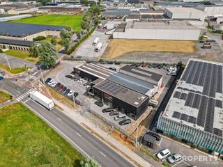 TE KOOP !!! Uitzonderlijk bedrijfsgebouw met toplocatie in Heule (Kortrijk-Noord).Op een strategische zichtlocatie gelegen aan de Ringlaan 9, 8501 Heule, bieden wij dit uitzonderlijke bedrijfsgebouw te koop aan. Dankzij de hoekligging aan de Ringlaan en de Izegemsestraat geniet het pand van een maximale visibiliteit en een uitstekende bereikbaarheid. Het perceel is toegankelijk via twee automatische toegangspoorten, één langs elke straatzijde. Het pand bevindt zich op een perceel van 4.174 m² met als bestemming milieubelastende industrieën en beschikt over een bebouwde oppervlakte van maar liefst 1.535 m². Het bedrijfsgebouw is voorzien van drie grote sectionale toegangspoorten, waardoor vrachtwagens en opleggers probleemloos het gebouw kunnen binnenrijden. Bovendien is het pand uitgerust met driefasige elektriciteit, wat het geschikt maakt voor diverse industriële en commerciële activiteiten.Momenteel wordt het gebouw uitgebaat als detailhandel in auto's maar dankzij de ruime indeling, de uitstekende toegankelijkheid en de strategische ligging biedt dit pand tal van mogelijkheden voor een nieuwe invulling. Of u nu op zoek bent naar een bedrijfsgebouw, magazijn, showroom, logistieke site of een multifunctionele bedrijfsruimte, deze eigendom vormt een unieke opportuniteit!Bent u de nieuwe eigenaar van dit uitzonderlijke perceel op een absolute toplocatie aan het bedrijvenpark Kortrijk-Noord? Voor meer informatie of een bezoek kunt u contact opnemen via 056 96 08 00 of info@property-vastgoed.be.