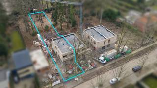 <strong>Nieuwbouwproject</strong> met halfopen woningen, 4 slpk en 2 badk!<br />Oplevering mogelijk mei 2026<br /><br /><strong>In een rustige, doodlopende zijstraat van het bruisende centrum van Brasschaat</strong> wordt deze stijlvolle nieuwbouwwoning op nummer 19 gerealiseerd: een halfopen bebouwing met <strong>vier slaapkamers</strong>, twee badkamers, een bureau én een uitzonderlijk diepe, <strong>zuid gerichte tuin</strong> van meer dan 70 meter.<br /><br />Deze woning maakt deel uit van een exclusief woonproject van vier unieke woningen, ontworpen door het gerenommeerde DBX architects. Elke woning werd doordacht gecreëerd met oog voor woonkwaliteit, esthetiek en duurzame bouwtechnieken.<br /><br />Reeds 50% van de woningen verkocht: laatste twee woningen nu beschikbaar!<br /><br />De gelijkvloerse verdieping is voorzien van:<br />- Een inkomhal met gastentoilet en trap naar de verdieping;<br />- Een bureau (ca. 11 m²) aan de voorzijde van de woning, perfect als thuiswerkplek of speelkamer;<br />- Een bijkeuken/berging (ca. 8 m²);<br />- Een ruime open keuken met eiland, en eetkamer (5,50 m breed), centraal in de woning gelegen en in directe verbinding met de woonkamer;<br />- Een woonkamer aan de tuinzijde (ca. 47 m²) met grote raampartijen die overvloeien naar het zonneterras;<br />- Een zuidgericht terras en aansluitend een tuin van ruim 70 meter diep;<br />- Een houten <strong>carport</strong> en private oprit;<br /><br />De eerste verdieping is voorzien van:<br />- Een centrale nachthal die toegang biedt tot alle slaapkamers en badkamers, alsook apart toilet op de nachthal;<br />- Een eerste slaapkamer (ca. 11 m²) met zicht op de tuin, en aansluitende eerste badkamer (ca. 8 m²) met ligbad, douche en dubbele lavabo;<br />- Een tweede en derde slaapkamer (beiden ca. 9 m²);<br />- Een vierde slaapkamer (ca. 8 m²);<br />- Een douchekamer (ca. 3 m²) met inloopdouche en dubbele lavabo;<br />- Een praktische technische berging/<strong>wasruimte</strong> (ca. 3 m²) voorzien van aansluitingen voor wasmachine en droogkast.<br /><br />Algemeen:<br />- Budget voor de keuken € 15.000,- en sanitair € 10.000,- (excl. BTW)<br />- <strong>Energie neutrale woningen</strong> (E0) voorzien van <strong>vloerwarming</strong> in combinatie met een <strong>warmtepomp</strong> en zonnepanelen. De warmtepomp kan in de zomer ook koelen.<br />- Heldere <strong>superisolerende dubbele beglazing</strong>, schrijnwerk met thermisch onderbroken aluminium profielen<br />- <strong>Verluchtingsysteem</strong> volgens de EPB-wetgeving<br /><br />Deze woning biedt het beste van twee werelden: een rustige, residentiële ligging vlak bij het centrum van Brasschaat én een hedendaags wooncomfort met oog voor kwaliteit. De royale perceeldiepte maakt van de tuin een echte buitenkamer: ideaal voor gezinnen met kinderen, tuinliefhebbers of mensen die op zoek zijn naar rust en privacy.<br /><br />Met vier slaapkamers, een bureau, twee badkamers én een grote leefruimte met veel lichtinval is deze woning ontworpen voor toekomstgericht wonen. Dankzij de duurzame bouwtechnieken en de doordachte indeling is dit niet alleen een warme thuis, maar ook een slimme investering op lange termijn.<br /><br />Gelegen op wandelafstand van het Park van Brasschaat, kwaliteitsvolle handelszaken, scholen en openbaar vervoer. De woning biedt vlotte verbindingen naar de snelweg en omliggende gemeenten.