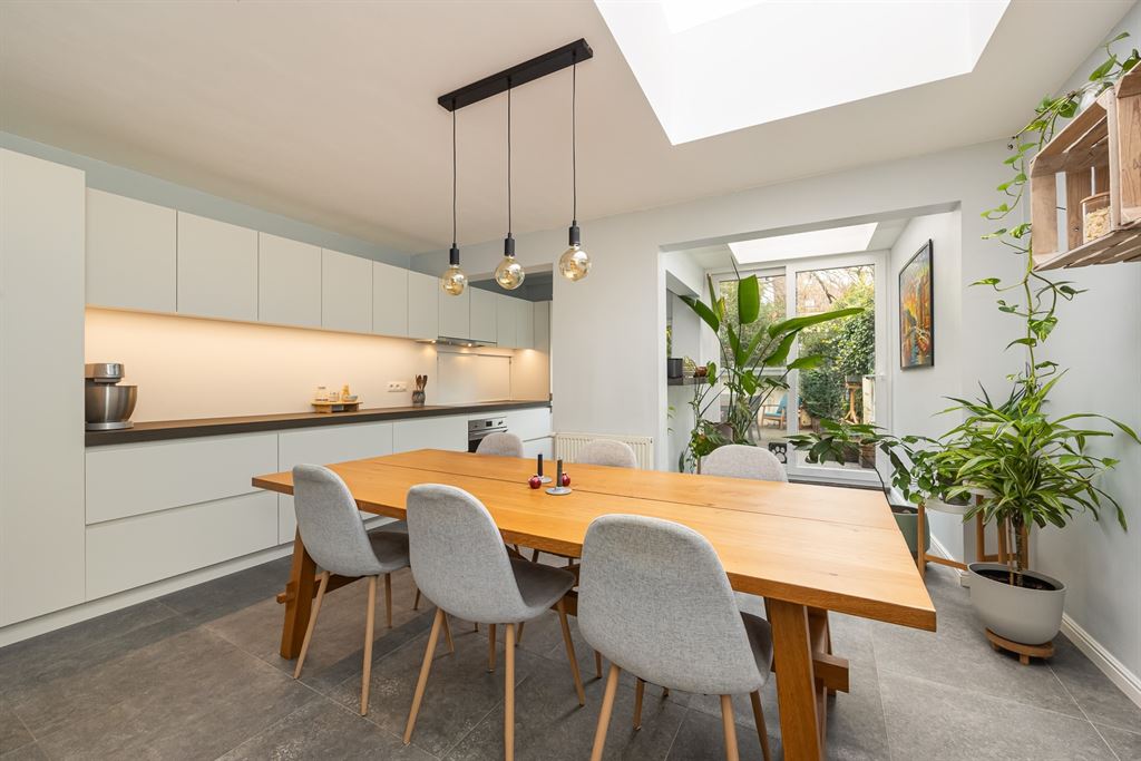 Lichtrijke stadswoning met groene koer - foto 3