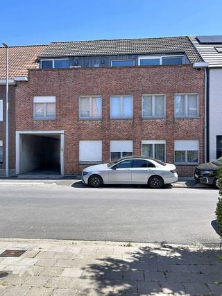 <p>Interessant gelegen appartement bestaande uit een ruime en lichtrijke leefruimte met eet-en zithoek, volledig uitgeruste keuken, ruim zon georiënteerd terras, 2 volwaardige slaapkamers, ingerichte badkamer (inloopdouche, toilet en lavabomeubel) en een praktische was/bergplaats.</p>
<p>Het appartement is ook voorzien van een garage met sectionale poort.</p>
<p>Extra troeven:</p>
<ul>
<li>Energiezuinig</li>
<li>Voorzien van airco’s (slaapkamer + leefruimte)</li>
<li>Cv op gas en dubbele beglazing (PVC)</li>
<li>Conforme keuring elektriciteit</li>
<li>Groot en privaat terras</li>
<li>Garage met sectionale poort</li>
<li>In de nabijheid van scholen, winkels, openbaar vervoer en belangrijke in-en uitvalswegen</li>
<li>Instapklaar</li>
</ul>
<p>Dit appartement is te koop ZONDER makelaar via het concept van Smart Houses! Verdere inlichtingen of bezoek? Contacteer rechtstreeks de eigenaar via 0494/80.17.30</p>