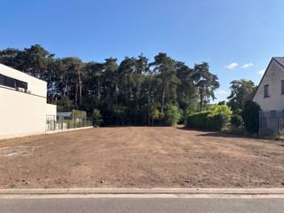 <p><span>In een aangename en residentiële omgeving langs de Eindstraat in Maasmechelen bevindt zich dit mooi perceel bouwgrond voor open bebouwing met een oppervlakte van 8a49ca.</span></p><p><span>De grond is ideaal gelegen: op korte afstand van winkels, scholen, openbaar vervoer en het administratief centrum van Maasmechelen. Daarnaast is ook de autosnelweg vlot bereikbaar, wat zorgt voor een uitstekende verbinding met de ruime regio. Ondanks deze centrale ligging geniet u hier van een bijzonder rustige woonomgeving, met bovendien een groene en bosrijke omgeving in de nabijheid.</span></p><p><span>Het perceel heeft een straatbreedte van 20,5 meter en een diepte van 41,07 meter, wat tal van mogelijkheden biedt voor het realiseren van een ruime open bebouwing met een mooie tuin.</span></p><p><span> </span></p><p><span>Voor meer informatie, contacteer ons op het nummer 0484.35.70.31 of mail naar diana@jemar.be!</span></p>