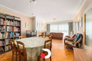 Dit appartement geniet van een uiterst gunstige locatie te Sint-Baafs met winkels, openbaar vervoer, scholen, E40, station, centrum Brugge,... Allemaal in de onmiddellijk buurt!<br /><br />Het ruime appartement zelf (+/- 101 m²) geniet een verbluffend open zicht vanop de 5de verdieping voorzien van een zonnig terras. De leefruimtes zijn erg lichtrijk en voorzien van een parketvloer. Daarnaast is er een apart ingerichte leefkeuken, een badkamer, een toilet, ruime inkom met vestiairenis, 2 ruime slaapkamers, een spatieuze bergruimte/dressing en een balkon aan de achterzijde. Door de aanwezigheid van 2 terrassen, kan u de hele dag genieten van de zon!<br />Kortom: het app. geniet een erg praktische indeling met een leuke vloei tussen de ruimtes die mooi in proportie zijn.<br /><br />Het appartement is gedateerd/verouderd maar verkeerd wel in goed onderhouden toestand ! Belangrijk om weten is het feit dat alle ramen recentelijk vernieuwd werden wat resulteert in een gunstig E-peil met label B. <br />Momenteel geniet het appartement een zeer degelijke/standvastige verhuring. <br /><br />Prijs/kwaliteit zult u weinig tot geen vergelijkbare entiteiten vinden met deze omvang op dergelijke goede ligging.<br /><br />In de prijs van het appartement zich tevens een ondergrondse kelder vervat. Er is ook de mogelijkheid (optioneel) tot aankoop van een bovengrondse garagebox achteraan het gebouw aan € 35.000,- . Deze aankoop is niet verplicht vanwege de grote vraag naar parkeerplaatsen op deze ligging.<br /><br />Contacteer ons om een bezoek te brengen aan dit ruime appartement.