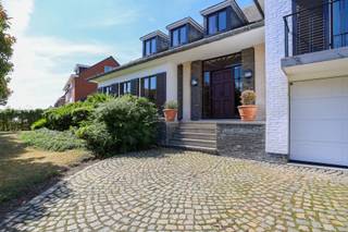 Deze charmante villa is zeer centraal gelegen op slechts 5 min van het centrum van Melsele en met een vlotte verbinding naar de E17 en E34. De...