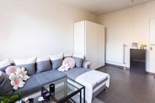 Omgeving<br /><br />Dit instapklare duplexappartement bevindt zich op een bijzonder centrale locatie in Antwerpen, op wandelafstand van het Centraal Station. Winkels, gezellige horecazaken, openbaar vervoer en tal van andere voorzieningen bevinden zich vlakbij. Ook het Stadspark ligt om de hoek en biedt een groene plek midden in de stad. Dankzij de centrale ligging zijn er bovendien verschillende parkeermogelijkheden in de nabije omgeving.<br /><br />Indeling<br /><br />Het appartement bevindt zich op het gelijkvloers en beschikt over een aangename woonoppervlakte van ca. 50 m². Bij het binnenkomen kom je in de lichtrijke leefruimte met open keuken. Verder beschikt het appartement over een ruime slaapkamer, een apart gastentoilet en een afzonderlijke badkamer met ligbad en douche. <br /><br />In de badkamer is een aansluiting voorzien voor wasmachine en droogkast, netjes weggewerkt in een nis. Onder de trap bevindt zich bovendien nog een praktische bergruimte.<br /><br />Momenteel wordt het appartement verhuurd aan 725 +35 euro/maand. <br /><br />Belangrijke troeven<br />- Ramen vernieuwd in 2023<br />- Renovatie in 2022<br />- Dichtbij station<br /><br />Verplichte vermeldingen<br />-EPC: 140 kwh/m² jaar<br />-P-score: D<br />-G-score: D<br />- Stedenbouw in aanvraag