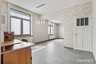 Dit unieke pand, voorheen een bakkerij, is nu beschikbaar voor verkoop. Het biedt een perfecte combinatie van wonen en werken, met tal...