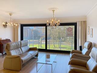 Ontdek dit lichtrijke en instapklare appartement in het centrum van Oostende, met zicht op het Leopoldpark. Gelegen op de tweede verdieping van een goed onderhouden gebouw mét lift, geniet u hier van comfort, ruimte en een unieke ligging in het hartje van Oostende. Dit appartement wordt ongemeubileerd verhuurd.Indeling:- inkomhal- zonovergoten leefruimte met parkzicht- open keuken voorzien van kookplaat, voldoende kastruimte, koelkast, grote vriezer en vaatwas- apart toilet- badkamer met kleine wasmachine (inclusief)- slaapkamer 1 met toegang tot het terras- slaapkamer 2 - kelderbergingMaandelijkse provisie: €75,- syndicusAutostaanplaats in het gebouw: €100,-Bovendien geniet u ook van een gunstig EPC B!Dit appartement in het hartje van Oostende te huur combineert ruimte, licht en comfort met parkzicht. Ideaal voor wie rustig wil wonen op wandelafstand van winkels, openbaar vervoer en de zeedijk.Ben je geïnteresseerd in dit pand te huur in Oostende? Ga naar de website www.dewaele.com, klik op het pand dat je wenst te huren. Via de rode knop "vraag je bezoek aan" vragen we u kort een profiel in te vullen. Daarna nemen we contact op voor een bezoek. Telefonisch kunnen er geen afspraken gemaakt worden.