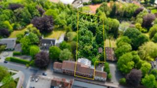 Ontdek deze interessante projectgrond in de Spanjestraat 132 te Roeselare!<br /><br />Deze site biedt een mooie opportuniteit voor ontwikkelaars of investeerders die op zoek zijn naar een strategisch gelegen perceel met potentieel. Gelegen op een vlot bereikbare locatie, bevindt u zich in de nabijheid van het centrum van Roeselare, winkels, openbaar vervoer en andere faciliteiten.<br /><br />De bestaande bebouwing en perceelbreedte bieden tal van mogelijkheden voor renovatie of herontwikkeling naar een hedendaags project (onder voorbehoud van stedenbouwkundige voorschriften).<br /><br />Wenst u meer informatie of een bezoek ter plaatse om de mogelijkheden van deze site te ontdekken? Aarzel niet en neem vandaag nog contact met ons op!<br /><br />De vermelde prijs is een richtprijs. Elk bod, zowel hoger als lager dan deze prijs, wordt voorgelegd aan de eigenaar, die zich het recht voorbehoudt om dit al dan niet te aanvaarden.