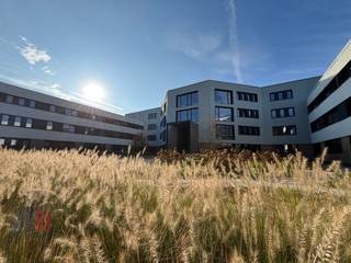 Fenomenaal gelegen nieuwbouw kantoren met een totale oppervlakte van <strong>250 m²</strong> te huur, op amper 1 kilometer afstand van de <strong>E40</strong>. Deze kantoren genieten van een uitstekende bereikbaarheid dankzij de onmiddellijke verbinding met de <strong>E17 </strong>via het strategische knooppunt te Zwijnaarde.<br /><br />Deze recent gerenoveerde kantoorruimtes,<strong> verdeeld over het gelijkvloers, de eerste en tweede verdieping</strong>, bieden een moderne indeling met een combinatie van open ruimtes en afzonderlijke burelen. Meubilair kan optioneel worden bij gehuurd, wat flexibiliteit biedt bij het inrichten van de werkplek. Het kantoorgebouw is ecologisch en voorzien van zonnepanelen. Daarnaast zijn er tal van faciliteiten aanwezig, zoals een cafetaria, een koffiehoek en meerdere vergaderzalen. Parkeren vormt geen probleem dankzij de ruime bovengrondse en ondergrondse parkeergelegenheden met een <strong>parkeerratio van 1/60 m²</strong>. Deze kantoren bieden een perfecte mix van bereikbaarheid, modern comfort en duurzaamheid, ideaal voor bedrijven die op zoek zijn naar een professionele werkplek.<br /><br /><strong>Onmiddellijk beschikbaar</strong>! Ook andere oppervlaktes mogelijk vanaf 250 m² tot 2.940 m². Vlot bereikbaar met eender welk vervoermiddel station Gent-Sint-Pieters op 3 km, bushalte op wandelafstand. Vestig uw bedrijf op deze unieke locatie! Contacteer<strong> PANORAMA B2B GENT KANTOREN</strong> voor bijkomende inlichtingen, plannen of een vrijblijvend plaatsbezoek <strong>09 225 09 02</strong>.