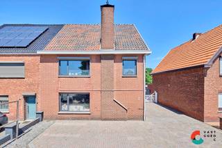 Deze leuke gezinswoning gelegen nabij het centrum van Hechtel, De woning bevat 3 slaapkamers, een zeer gunstig EPC en een grote loods op het diepe perceel. Deze woning is vlak bij de belangrijkste verbindingen van Hechtel gelegen, zo is de Noord zuid verbinding richting Eindhoven of Hasselt op 2 minuten rijden te vinden. Ook zij leopoldsburg, Beringen en Peer gemakkelijk vanuit hier te bereiken met de auto of op de fiets<br /><br />De indeling is als volgt:<br />GELIJKVLOERS:<br />- Inkomhal<br />- Bureau<br />- Keuken<br />- Leefruimte<br />- Bijkeuken<br />- Garage<br /><br />VERDIEPING:<br />- Nachthal<br />- Badkamer<br />- Slaapkamer 1<br />- Slaapkamer 2<br />- Master bedroom<br /><br />ZOLDER:<br />- Ruime zolder <br /><br />TUIN:<br />- Groot terras <br />- Tuinberging <br />- Loods <br />- Omheind<br /><br />TROEVEN:<br />- EPC: B<br />- Ruim perceel<br />- 3 Slaapkamers<br />- Zolder met potentieel