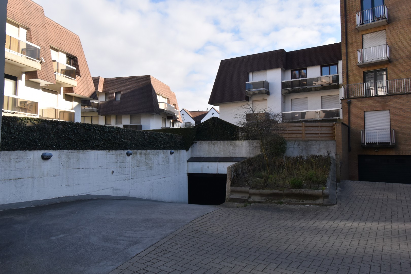 Gesloten garagebox op wandelafstand van de Zeedijk gelegen op de Jozef Nellenslaan. - foto 1