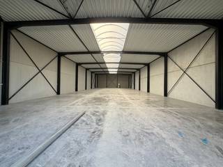 Loods met 3 privatieve parkeerplaatsen (t.h.v. de eenheid - zie plan). <br />Oppervlakte van 630 m², met afzonderlijke ingang en poort. <br /><br />Nuttige afmetingen: <br />- Hoogte loods (tot aan de spant): ca. 5,70 meter<br />- Breedte loods: ca. 15 meter<br />- Diepte loods: ca. 42 meter<br />- Hoogte poort: ca. 4,50 meter<br />- Breedte poort: ca. 4 meter <br /><br />Andere pluspunten: <br />- 13 gemeenschappelijke parkeerplaatsen; <br />- degelijk geïsoleerd: PIR 10 cm;<br />- branddetectie; <br />- eigen tellers water en elektriciteit; <br />- mogelijkheid tot installeren toilet en lavabo. <br /><br />Huurprijs: 2900 EUR excl. btw / maand<br />Provisie kosten onderhoud gemeenschappelijke delen: 150 EUR / maand