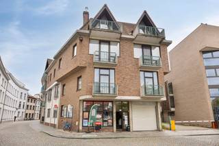 <p>Te koop:handelspand in het hart van Mechelen, op de Melaan, vlakbij de Vismarkt en diverse scholen.</p>
<p> </p>
<p>Dit handelspand is commercieel uitstekend gelegen in een levendige en toeristische zone. De ligging op de Melaan biedt directe toegang tot het historische centrum, met scholen zoals het Conservatorium, Scheppers en TSM op wandelafstand. Bij interesse kan de volledige inboedel worden overgenomen van de huidige huurder, wat een snelle start mogelijk maakt.</p>
<p> </p>
<p>Belangrijkste ruimtes:<br />• Commerciële zone<br />• Toilet (voor klanten en personeel)<br />• Berging<br />• Keukenruimte geschikt voor horeca-activiteiten</p>
<p> </p>
<p>Troeven:<br />• Commercieel goed gelegen in het centrum van Mechelen<br />• Nabij Vismarkt en scholen, ideaal voor constante passage<br />• Mogelijkheid tot overname van de inboedel</p>
<p> </p>
<p>Neem vandaag nog contact op met je ERA-makelaar voor een bezoek.</p>
<p> </p>
<p>JOUW DROOMHANDELPAND. ZO GEVONDEN!</p>