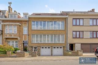 Square Estate presenteert dit prachtige appartementengebouw ideaal gelegen en bestaande uit 3 erkende eenheden met prachtige tuin op het zuiden, 2...