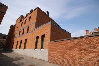 Op zoek naar een centraal gelegen appartement met 2 ruime slaapkamers en terras, in het hartje van Leuven? Dan is dit een absolute aanrader!<br /><br />Dit luxueus afgewerkte appartement bevindt zich in het centrum van Leuven, op een boogscheut van de Grote Markt. Het appartement is te bereiken via trap of lift en bevindt zich op de eerste verdieping. U komt binnen in een ruime inkomhal met plaats voor vestiaire. Daarnaast is er een lichtrijke leefruimte met een aansluitend groot, zuidwest georiënteerd terras. Verder is er een open en geïnstalleerde keuken (inclusief microgolfoven, vaatwasser, frigo, keramische plaat met 4 vuren, dampkap, 2 wastafels en inbouwkasten). Via de nachthal vinden we twee slaapkamers (respectievelijk m² en m²)  met inbouwkasten. De badkamer omvat een douche, bad en lavabomeubel. Ook is er een aparte berging voorzien met de nodige aansluitingen voor wasmachine en droogkast. Ondergronds is er een autostaanplaats inbegrepen en 2 fietsenplaatsen. De gordijnen en verlichting zijn overal aanwezig in het appartement. <br /><br />De uitstekende EPC-score (label B) zorgt voor een comfortabele en energiezuinige woonervaring. Een unieke kans om te wonen op een plek waar kwaliteit, comfort en uitzicht samenkomen.<br /><br />Het appartement is beschikbaar vanaf 1/04/2026 met een huurprijs van €1475 + €80 forfaitaire kost voor de gemeenschappelijke kosten waaronder alle verbruik en onderhoud van de gemeenschappelijke delen.  Alle nutsvoorzieningen zijn privatief.<br /><br />Is dit appartement een match? U kan dan een bezoek inplannen via "Bezoekmoment kiezen". Indien u de knop "Bezoekmoment kiezen" niet kan terugvinden, betekent dit dat er momenteel geen bezoekmoment meer wordt georganiseerd. Wij zijn ook bereikbaar via het nummer 016 23 90 81,  elke weekdag tussen 10u en 13u. <br /> 