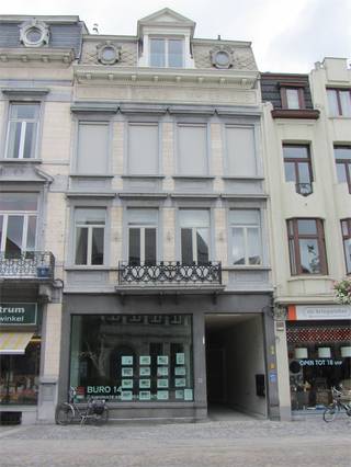 Deze luxueuze duplex penthouse met een bewoonbare oppervlakte van maar liefst 170m² is een verborgen pareltje in de Mechelse binnenstad. Gelegen in hartje Mechelen op de Korenmarkt, doch ietwat achterin baadt dit pand in een oase van rust. Door de centrale ligging bent u op enkele minuten stappen vlakbij de gezellige terrasjes op de Grote Markt, de trendy winkels in de OLV-straat/Bruul of het treinstation van Mechelen. Indeling: Inkomhal, leefruimte met gashaard en 2 terrassen, open keuken, mezzanine met zithoek/TV-hoek. Berging/wasplaats aanwezig. 2 slaapkamers (1 SLK met douchecabine op gelijkvloerse verdieping en 1 SLK met ruime annex badkamer op duplexverdieping). Het appartement is zeer lichtrijk, instapklaar en afgewerkt met hoogwaardige materialen. (vloerverwarming, parket, ...). Lift aanwezig in het gebouw. EPC: 186 kWh/m²/jaar (label B). Loopt u helemaal warm voor dit mooie pand? Neem dan snel contact op met Anne Raets (0471/57 12 13) of stuur een mailtje naar info@buro14.be voor een bezoek ter plaatse!