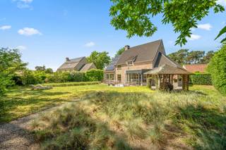 Deze villa, gebouwd in 2006, is uitstekend gelegen in Keerbergen, vlak bij de grens met Rijmenam. De gelijkvloerse verdieping werd enkele jaren geleden vernieuwd met onder meer een mortexvloer, massief eiken parket, maatwerkkasten, stalen deuren en nieuwe schilderwerken.<br /><br />Via de ruime inkomhal met ingebouwde kasten en een gastentoilet bereikt u zowel de leefruimte als de keuken. De lichtrijke leefkeuken is volledig uitgerust, afgewerkt met een mortexvloer en biedt vanuit de eetruimte een prachtig uitzicht op de tuin. Aansluitend bevindt zich een praktische koele berging. Via de keuken heeft u toegang tot de wasplaats en de dubbele inpandige garage.<br /><br />De ruime leefruimte staat in verbinding met het bureau en de tuinkamer, die eveneens perfect dienst kan doen als tweede kantoorruimte. Een op maat gemaakte tv-wand, shutters aan de ramen en een gezellige houtkachel zorgen voor extra comfort en sfeer.<br /><br />Op de eerste verdieping bevinden zich drie ruime slaapkamers en een vierde, kleinere slaapkamer. De master bedroom beschikt over een eigen dressing en badkamer. Daarnaast is er een tweede badkamer met aansluitende dressing, die wordt gedeeld door de overige slaapkamers.<br /><br />Een grote troef is de volledig ingerichte zolder van 44 m², die perfect kan worden gebruikt als extra slaapkamer, hobbyruimte, speelkamer of polyvalente ruimte. Boven de dubbele garage bevindt zich bovendien nog een extra bergzolder.<br /><br />De aangelegde tuin beschikt over een overdekte zithoek, een ruim tuinhuis en een afzonderlijk omheind gedeelte achteraan, ideaal voor huisdieren.<br /><br />Tot slot is de woning uitgerust met 20 zonnepanelen, een regenwaterput van 10.000 liter, een alarmsysteem, een laadpaal voor elektrische voertuigen en beschikt ze over een gunstig EPC-label B.