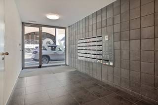 Deze studio bevindt zich in het hart van Leuven maar alsnog met de nodige rust. <br /><br />We komen binnen in de inkomhal die voorzien is van ingebouwde kasten. Rechts van de inkomhal vinden we de badkamer met bad, toilet, enkel lavabo en aansluiting voor een wasmachine en droogkast. Verder vinden we de slaapkamer, deze is afgeschermd met een glazen wand en gordijnen en beschikt ook over ingebouwde kasten. Achteraan vinden we de ruime woonkamer, die veel lichtinval heeft. De woonkamer staat in verbinding met de volledige uitgeruste open keuken die toegang biedt tot het terras. <br /><br />EPC A. Verwarming is op aardgas.<br /><br />De ondergrondse autostaanplaats dient verplicht bij gehuurd te worden voor 100 euro per maand.<br />De gemeenschappelijke kosten bedragen 120 euro per maand (hierin zit een voorschot voor water en verwarming).<br />Totale huurprijs: 900 euro + 100 euro autostaanplaats + 120 euro provisie gemeenschappelijke kosten = 1.120 euro per maand.<br /><br />Onmiddellijk beschikbaar!<br /><br />Via onderstaande link kan u een bezoek inplannen:<br />https://www.marnixvastgoed.be/detail/huren-studio-appartement-leuven/7660248?dosearch=True&amp;pageindex=1&amp;pagesize=12&amp;rentedperiod=92&amp;searchpage=ForRent&amp;sortdirection=DESC&amp;sortfield=solddate&amp;transactiontype=Rent<br /><br />Neem gerust contact met ons op voor verdere vragen.